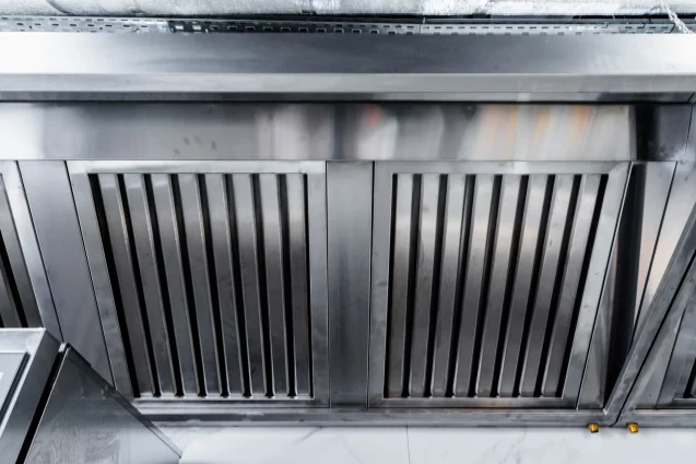 Hotte professionnelle en cuisine nécessitant un dégraissage conforme aux normes d’hygiène