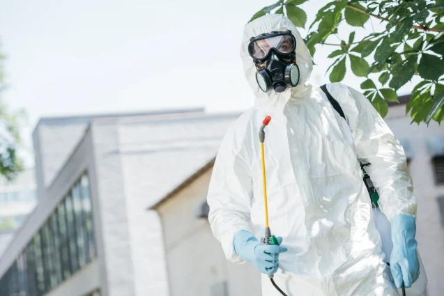 Technicien en désinsectisation équipé intervenant pour un traitement anti-nuisibles en extérieur